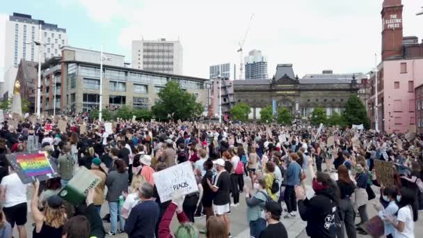 Leeds Millennium Square Června 2020 Velká Skupina Demonstrantů Řad Černých — Stock video