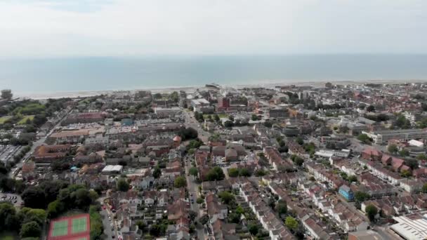 英国沃辛镇 英国海滨大城和西萨塞克斯郡具有自治地位的地区的空中录像 显示了在阳光灿烂的日子里典型的住宅和商业 — 图库视频影像