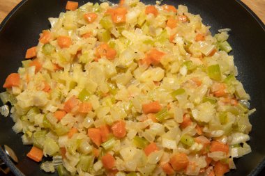 Havuç, taze soğan ve kereviz de dahil olmak üzere tavada kızaran karışık yemek malzemeleri seçimi..