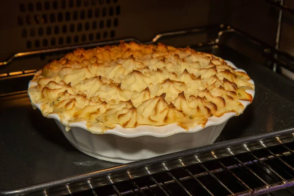 Een Heerlijke Vis Zeevruchten Taart Belegd Met Goudbruine Puree Aardappel — Stockfoto