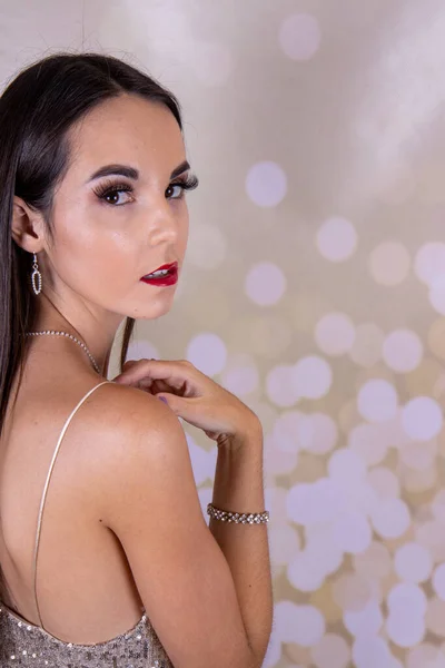 Una Mujer Elegante Sexy Con Vestido Fiesta Brillante Plateado Con — Foto de Stock