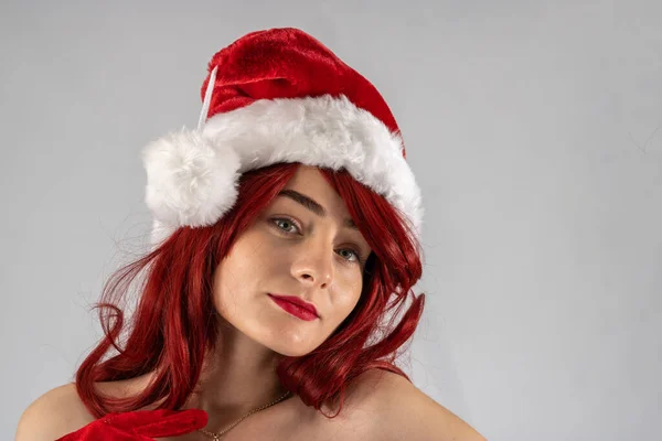 Jovem Modelo Atraente Feminino Com Cabelo Ruivo Batom Vermelho Sentou — Fotografia de Stock