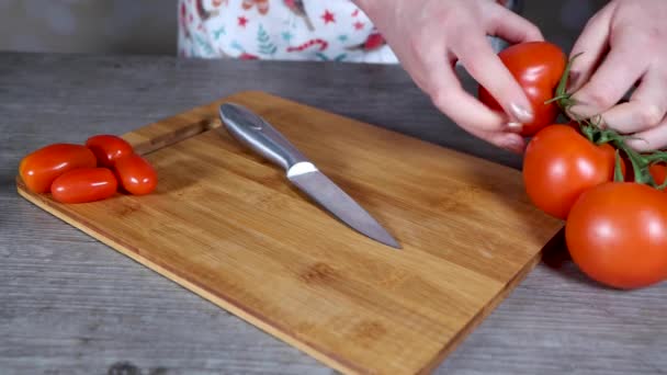 Woman Kitchen Cutting Large Red Tomato Chopping Board Home Cooking — Stock Video
