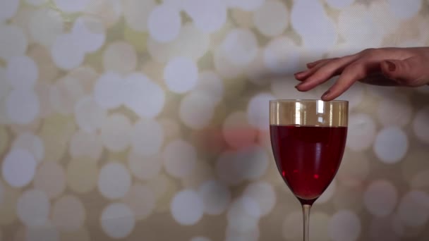 Bir Kadının Eli Bir Bardak Gül Şarabı Tutuyor Işıltılı Arka — Stok video