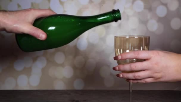 Uma Garrafa Vinho Sendo Derramado Copo Vinho Levado Por Uma — Vídeo de Stock