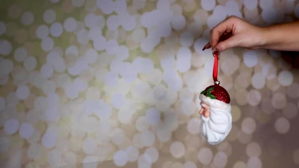 Ženská Ruka Zlatými Lesklými Nehty Držící Santa Ornament Třpytivým Pozadím — Stock video