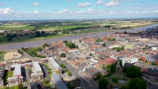キングズリンの美しい町の空中映像英国ノーフォークの港と市場の町グレート ハウス川沿いの主要町の中心部を雲と晴れた夏の日に示しています — ストック動画