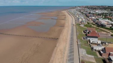 İngiliz sahil kasabası Hunstanton Norfolk 'un hava görüntüleri, yazın güneşli bir günde güzel kıyı bölgesi ve karavan kamp alanlarını gösteriyor.