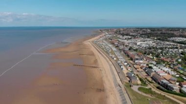 İngiliz sahil kasabası Hunstanton Norfolk 'un hava görüntüleri, açık mavi bir arka planda açık mavi gökyüzü ile güneşli bir günde güzel sahil ve deniz cephesinde uçuyor..