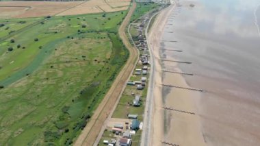 İngiliz sahil kasabası Hunstanton Norfolk 'un hava görüntüleri güneşli bir günde yeşil golf sahasını, sahil şeridini ve sahil yolunu gösteriyor..