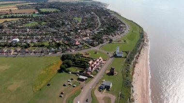 İngiliz sahil kasabası Hunstanton Norfolk 'un, sahil şeridindeki uçurumları, deniz fenerini ve konutları gösteren hava görüntüleri..