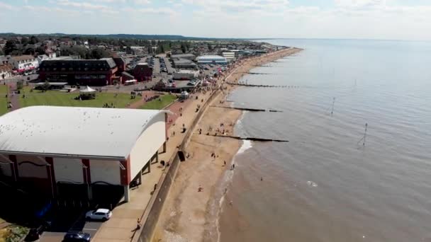 英国海滨小镇Hunstanton Norfolk的空中录像 显示了人们和度假者在阳光充足的海滩 大海和靠近海滨的停车场上 — 图库视频影像