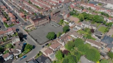 İngiltere 'nin Durham ilçesindeki Hartlepool kasabasının hava görüntüleri, açık güneşli bir günde arka planda yerleşim alanlarının caddelerini gösteren okyanusla birlikte çekildi.