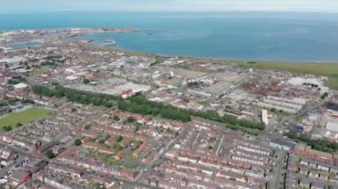 İngiltere 'nin Durham ilçesindeki Hartlepool kasabasının hava görüntüleri, açık güneşli bir günde arka planda yerleşim alanlarının caddelerini gösteren okyanusla birlikte çekildi.