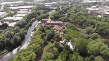 Leeds Festivali 'nin hava görüntüleri Leeds Kanalı' nın kenarındaki Thwaite Mills 'de güneşli bir günde suyu ve şelaleyi gösteriyor.