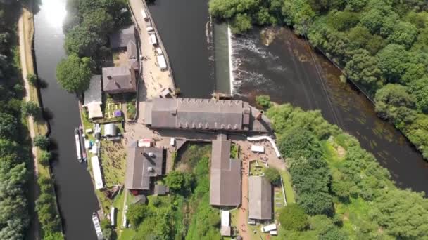 位于利兹运河边的斯韦特磨坊的 利兹制造 节的空中录像 展示了阳光灿烂的日子里的水和瀑布 — 图库视频影像