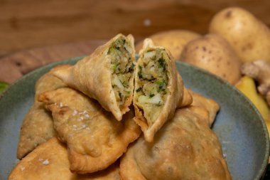 Ahşap mutfak masasında lezzetli bir Hint Sebzesi yığını.