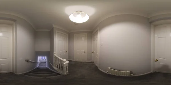Yeni inşa edilmiş modern bir evin 360 Derece Tam Küre Panoramik fotoğrafı. Yeni inşa edilmiş İngiliz evinin merdivenlerini ve koridorunu gösteriyor.
