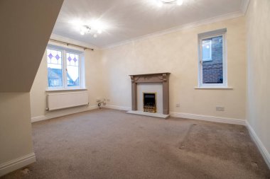 Yepyeni, modern bir İngiliz evi oturma odasını şömine ve şömine manto ile gösteriyor.