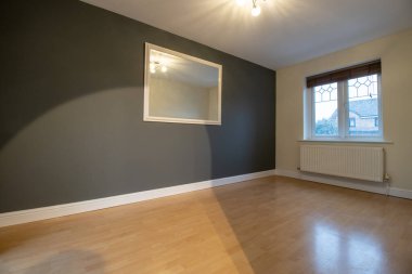 Yepyeni, modern bir İngiliz evi, yeni döşenmiş ahşap zemini bahçeye bakan yemek odasını gösteriyor.