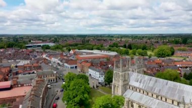 İngiltere 'nin York North Yorkshire kentindeki Selby kasabasındaki tarihi Selby Manastırı' nın hava görüntüleri, İngiliz ortaçağ kilise binalarının hem Norman 'ı hem de Gotik tarzını gösteriyor.