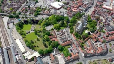 İngiltere 'nin York North Yorkshire kentindeki Selby kasabasındaki tarihi Selby Manastırı' nın hava görüntüleri, İngiliz ortaçağ kilise binalarının hem Norman 'ı hem de Gotik tarzını gösteriyor.