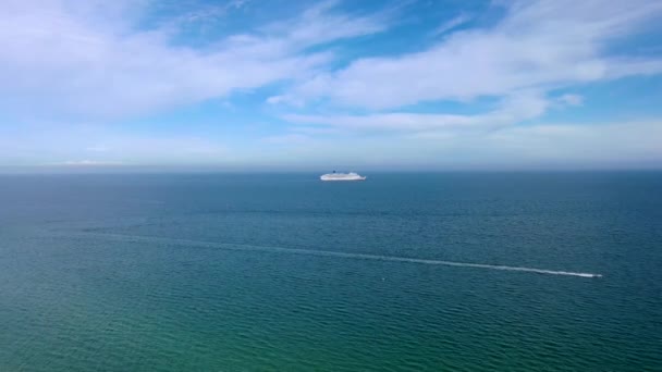 Aerial Footage Large Ocean Liner Cruise Ship Ocean Bright Sunny — Stock Video