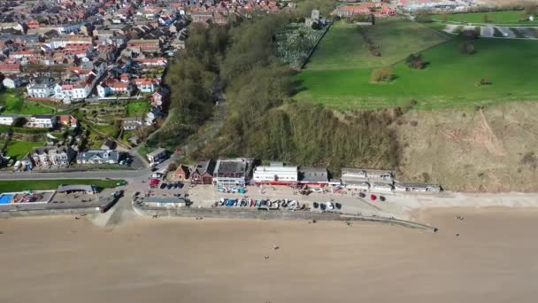 英国の海辺の町フィリーの空中映像 海辺の海岸沿いの町は ビーチと海を示す北海沿岸の東ヨークシャーに位置しています — ストック動画