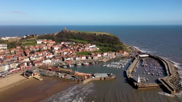 スカボローの英国の海辺の町の空中映像 海辺の海岸の町は ビーチや海を示す北海沿岸の東ヨークシャーに位置しています — ストック動画