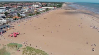 İngiltere 'nin Doğu Lindsey bölgesindeki Skegness sahil kasabasının hava görüntülerinde lunapark gösteriliyor ve tatilciler sahilde eğleniyor..
