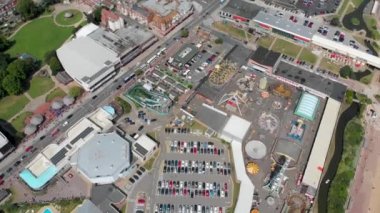 İngiliz sahil kasabası Skegness 'in İngiltere' nin the East Lindsey semtinde yer alan hava görüntüleri, İngiltere 'de tatildeyken tatilde olan tatilcileri gösteriyor.