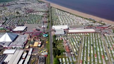 Skegness köyündeki Fantezi Adası karavan kamp parkının havadan çekilmiş görüntüleri. Yazın okyanus kenarındaki karavan ve kumlu plajları gösteriyor.