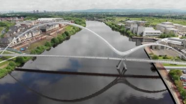 İngiltere 'de Thornaby Stockton-on-Tees' de bulunan ünlü Infinity Köprüsü, tipik bir İngiliz manzarasının parlak, güneşli ve bulutlu bir günde çekildiğini gösteriyor..