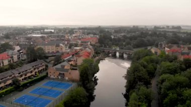 İngiltere 'nin Batı Yorkshire' daki Wetherby şehir merkezinin hava görüntüleri, Wharfe Nehri 'ni kasaba merkezine giden küçük köprüden geçen trafiği gösteriyor..