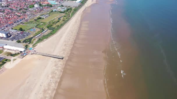 イギリスのリンカーンシャー州のイーストリンジー地区にある英国の海辺の町Skegnessの空中映像は 英国で休暇中にビーチで休暇を過ごしている休日のメーカーを示しています — ストック動画