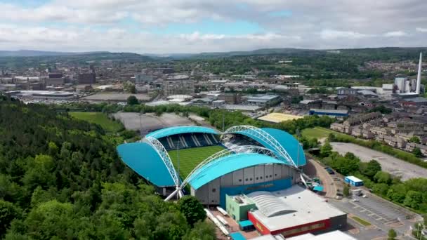 英国西约克郡哈德斯菲尔德镇足球俱乐部 Huddersfield Town Football Club 所在地和哈德斯菲尔德区中心的约翰 史密斯体育场的空中录像 — 图库视频影像