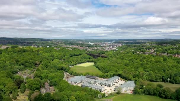 位于西约克郡柯克郡哈德斯菲尔德 Huddersfield 市的洛克伍德高架桥 Lockwood Viaduct 的空中场景 展示了该高架桥沿着树林中的侧树的历史建筑 — 图库视频影像