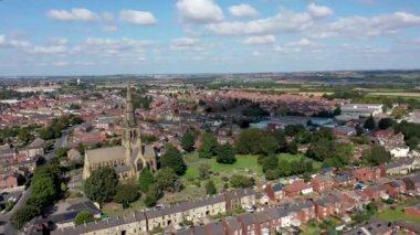 İngiltere 'nin Batı Yorkshire, Wakefield şehrinin metropol bölgesinde bulunan bir pazar kasabası olan İngiliz Ossett kentinin hava görüntüleri tipik İngiliz yerleşim yerlerini ve yollarını gösteriyor.