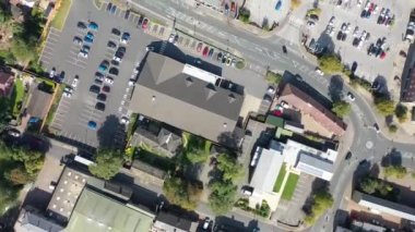 İngiltere 'nin Batı Yorkshire, Wakefield şehrinin metropolitan bölgesinde yer alan bir pazar kasabası olan İngiltere' nin Ossett kentinin havadan çekilmiş görüntülerinde tipik İngiliz yerleşim yerleri ve yolları görülüyor.