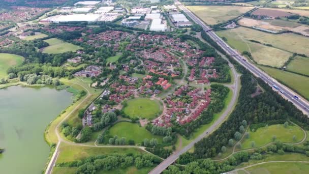 Luftaufnahmen Von Typischen Vorortsiedlungen Der Britischen Stadt Milton Keynes Nordwestlich — Stockvideo