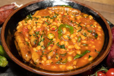 Süslü bir kase fasulye ve sosis.