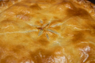 Lezzetli etli bir etli turta. Lezzetli etli etli etli turta ve kabuklu ekmeğin ortasını gösteriyor.