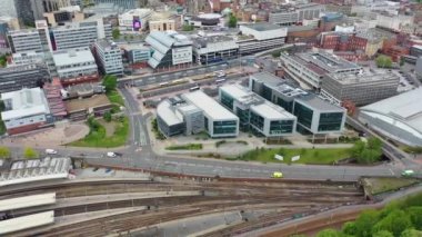 Sheffield şehir merkezinin İngiltere 'nin güneyindeki Sheffield Hallam Üniversitesi ve tren istasyonunun güneşli bir yaz gününde çekilmiş görüntüleri..