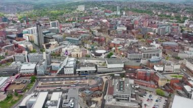 Sheffield şehir merkezinin İngiltere 'nin güneyindeki Sheffield Hallam Üniversitesi ve şehir merkezinin güneşli bir yaz gününde yukarıdan çekilmiş görüntüleri..