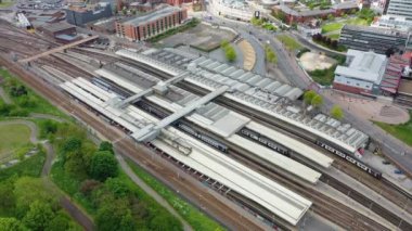 Sheffield şehir merkezinin İngiltere 'nin güneyindeki Sheffield Hallam Üniversitesi ve tren istasyonunun güneşli bir yaz gününde çekilmiş görüntüleri..