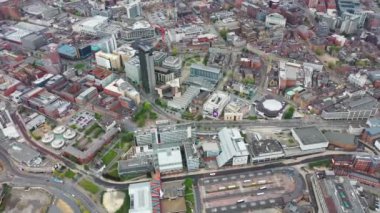 Sheffield şehir merkezinin İngiltere 'nin güneyindeki Sheffield Hallam Üniversitesi ve şehir merkezinin güneşli bir yaz gününde yukarıdan çekilmiş görüntüleri..