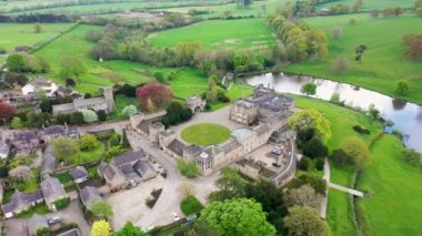 Harrogate, Kuzey Yorkshire 'daki Ripley köyünün hava görüntüleri Ripley Gölü kıyısındaki tarihi British Ripley Castle Düğün Salonu' nu gösteriyor.