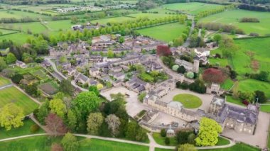 Harrogate, Kuzey Yorkshire 'daki Ripley köyünün hava görüntüleri Ripley Gölü kıyısındaki tarihi British Ripley Castle Düğün Salonu' nu gösteriyor.