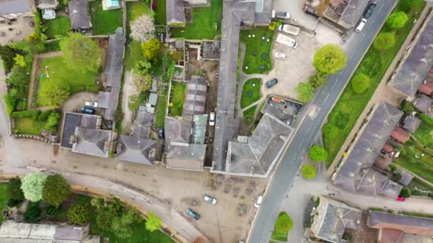 Top Luchtfoto Van Het Kleine Dorpje Ripley Harrogate North Yorkshire — Stockvideo