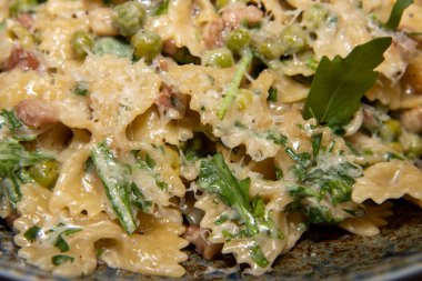 Lezzetli bir tabak Pancetta Parmesan ve Bezelye Makarnası.